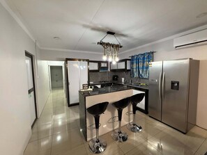 Private kitchen - Lautoka Tropical Haven – 4BR with Amazing Views (Lautoka)