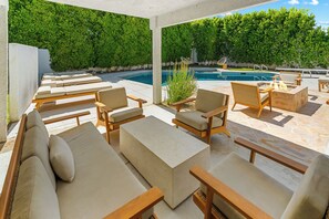 A poolside area with lounge chairs, a fire pit, and a swimming pool. - 25% Off Sept 11-13 Great 4 Families -Pool, Jacuzzi (Palm Springs)