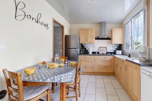 Fridge, microwave, oven, stovetop - Gîte Du Tonnelier – 7 Minutes from Puy du Fou (Sèvremont)