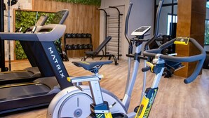Une salle de sport équipée de tapis de course, de vélos d’appartement et d’appareils de musculation.