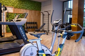 Ein Fitnessstudio mit Laufbändern, Ergometer und Krafttrainingsgeräten.