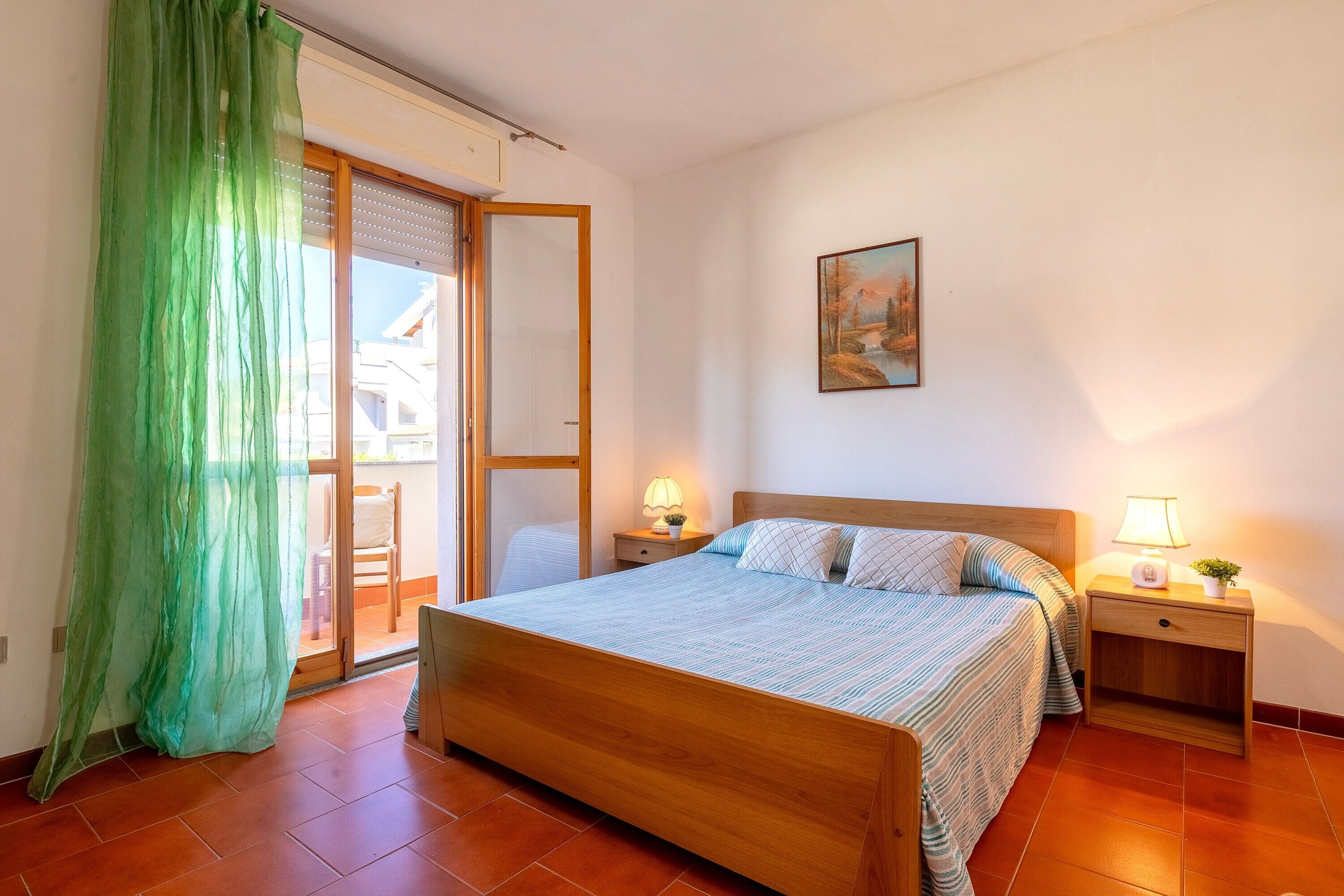 Tabla de planchar con plancha y ropa de cama