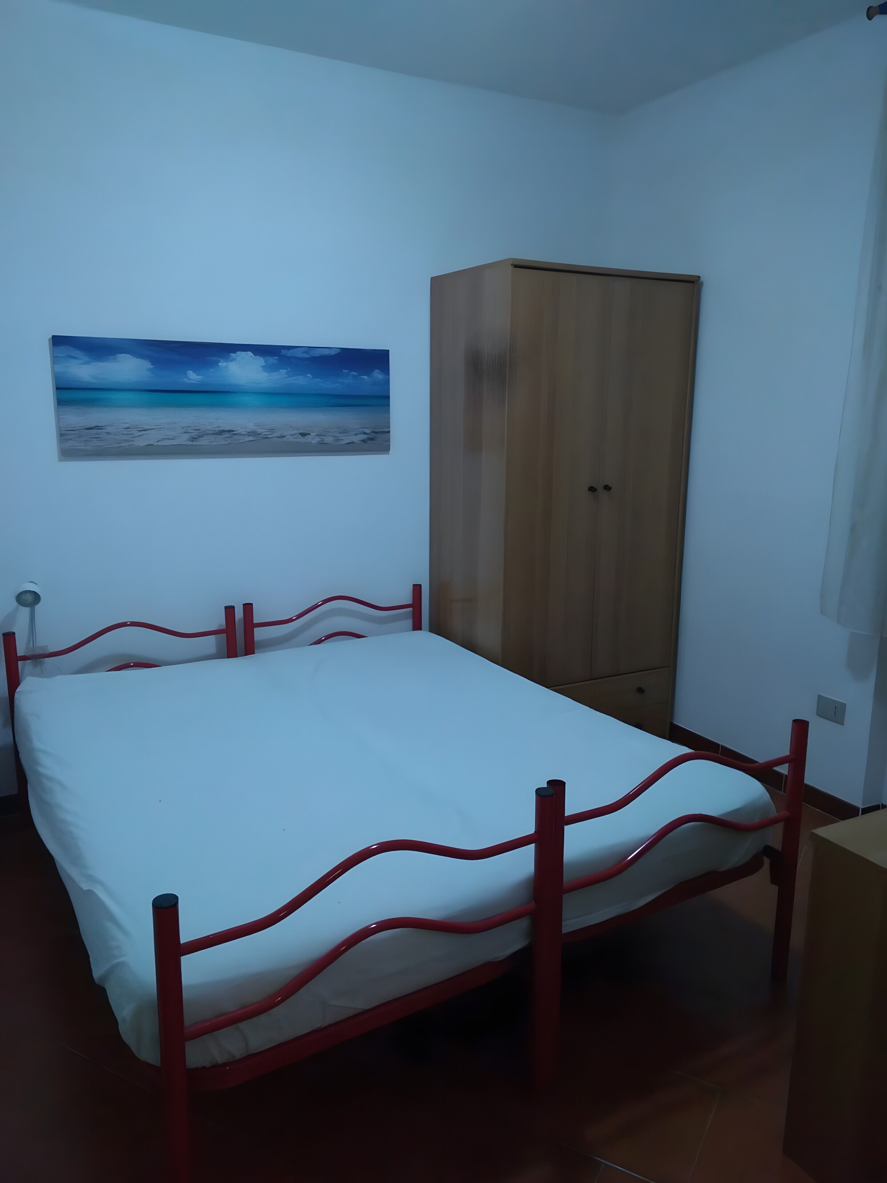 Iron/ironing board, bed sheets