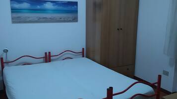Iron/ironing board, bed sheets