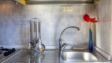Fridge, stovetop, coffee/tea maker, cookware/dishes/utensils