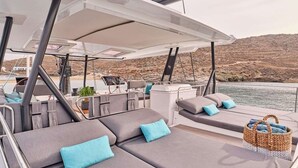 A boat interior with cushioned seating, a control panel, and a view of the water. - Floating Villa: Yacht Vacation with Captain & Chef - 10 Guests - 66 Ft (Άλιμος)