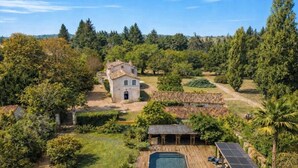 A large property with a swimming pool, a small building, and a wooden deck. - Domaine de Belisle (Magnac-sur-Touvre)