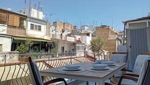 Outdoor dining - Thessa Aerial - LATE CHECKOUT, PARKING NEARBY, BALCONY (Thessaloniki)