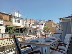 Outdoor dining - Thessa Aerial - LATE CHECKOUT, PARKING NEARBY, BALCONY (Thessaloniki)