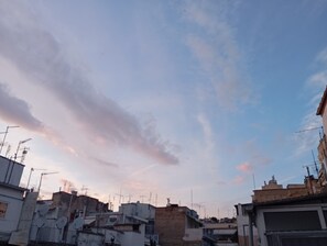 Un quartiere residenziale con diversi edifici, antenne paraboliche e antenne.