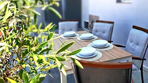 Dining - Thessa Aerial - LATE CHECKOUT, PARKING NEARBY, BALCONY (Thessaloniki)