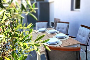Dining - Thessa Aerial - LATE CHECKOUT, PARKING NEARBY, BALCONY (Thessaloniki)
