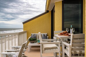 Outdoor dining - Beautifully Designed Oceanfront Villas Close to Everything (Folly Beach)
