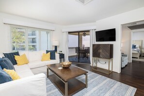 Living area - Charming Ocean View Condo in Wild Dunes (Isle Of Palms)