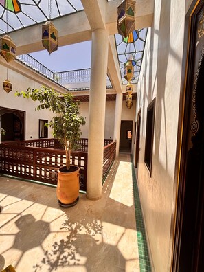 المنشأة من الداخل
