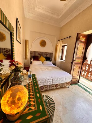 Premium bedding, in-room safe, desk, laptop workspace - Riad Hantata (Marrakech)