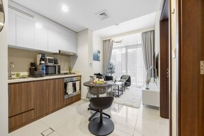 Private kitchen - Luxury 1BR, Business Bay, Burj Khalifa Peek View (Dubai)
