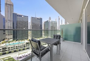 Outdoor dining - Luxury 1BR, Business Bay, Burj Khalifa Peek View (Dubai)
