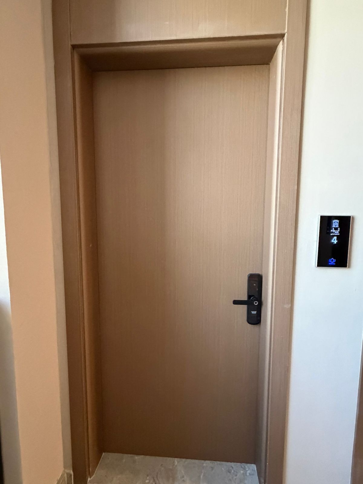 Une porte deascenseur fermée, avec un panneau de commande numérique fixé au mur.