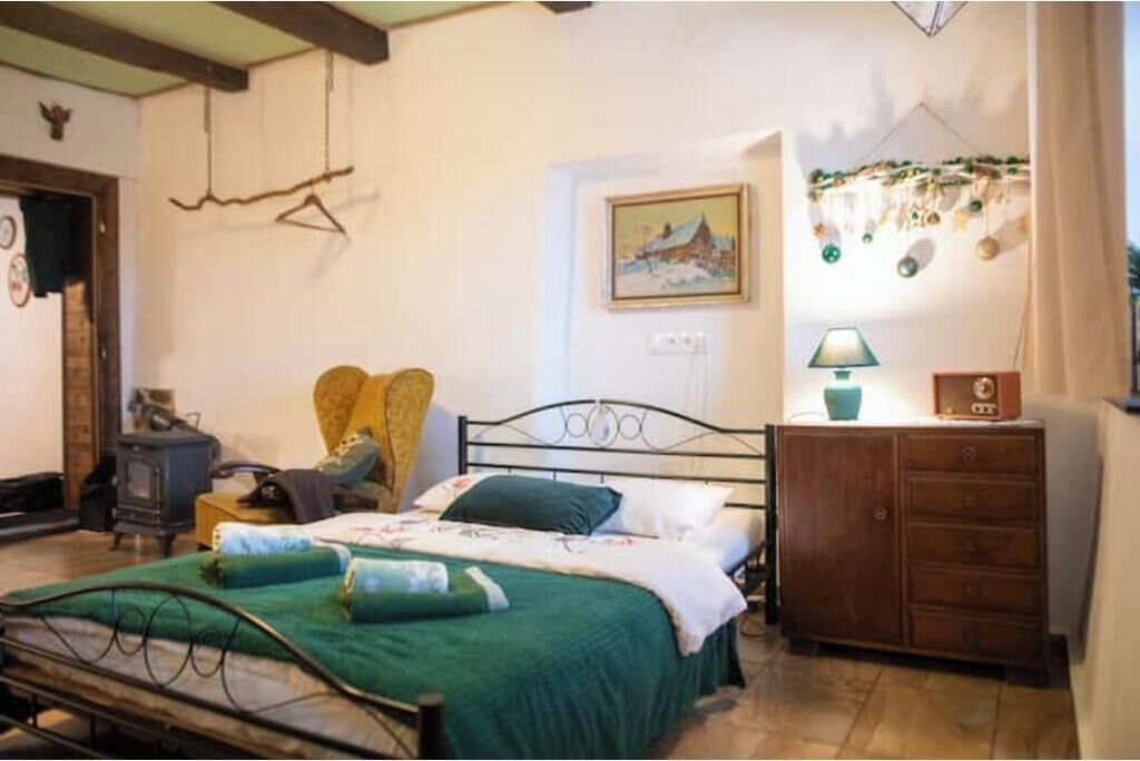 1 dormitorio, tabla de planchar con plancha, cuna de viaje y wifi