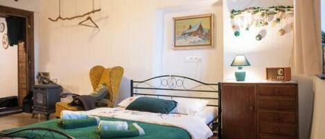 1 bedroom, iron/ironing board, travel cot, WiFi