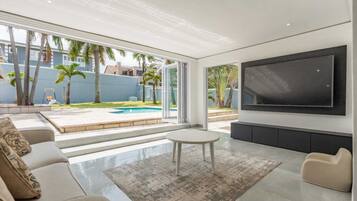 Villa, 4 Bedrooms, Accessible, Smoking | Living room