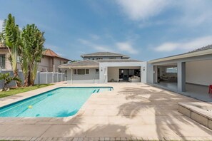 Il s’agit d’une propriété résidentielle dotée d’une piscine, d’un patio couvert et d’un garage séparé.