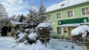 Un edificio verde con un letrero que dice 'Waldhof zu Grillenburg'.