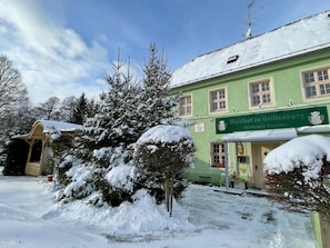 Un edificio verde con un letrero que dice 'Waldhof zu Grillenburg'.