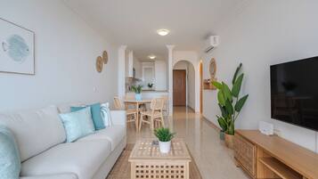 Apartamento, 2 quartos, sacada, vista para o oceano | Sala de estar
