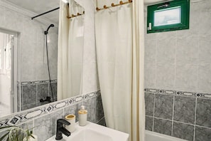 Een douche, een haardroger, handdoeken