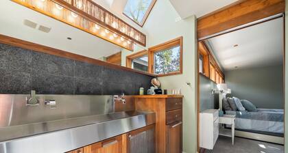 Downtown Sisters | Walk to Everything | Sleeps 7