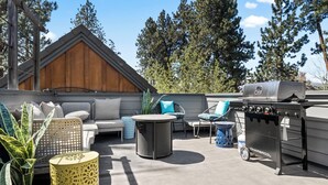 Terrace/patio - Downtown Sisters | Walk to Everything | Sleeps 7 (Sisters)