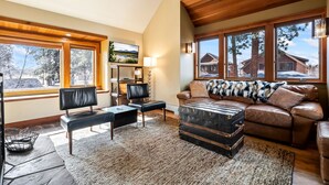 Smart TV, fireplace - Downtown Sisters | Walk to Everything | Sleeps 7 (Sisters)
