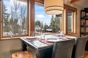 Dining - Downtown Sisters | Walk to Everything | Sleeps 7 (Sisters)
