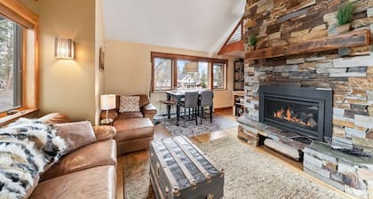Downtown Sisters | Walk to Everything | Sleeps 7