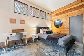 Room - Cozy Studio Sisters Retreat | Sleeps 4 (Sisters)
