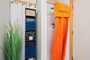 Bathroom - Cozy Studio Sisters Retreat | Sleeps 4 (Sisters)