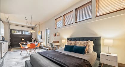 Cozy Studio Sisters Retreat | Sleeps 4