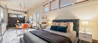 Cozy Studio Sisters Retreat | Sleeps 4