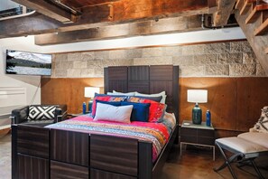 Room - Sisters Loft Retreat | Walk to Everything (Sisters)