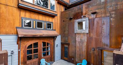 Sisters Loft Retreat | Walk to Everything