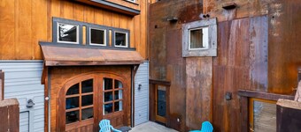 Sisters Loft Retreat | Walk to Everything