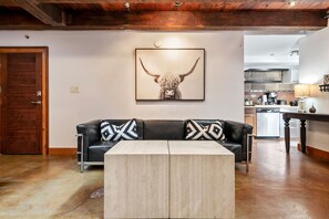 Living area - Sisters Loft Retreat | Walk to Everything (Sisters)