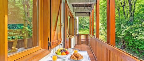Family Apartment, 2 Bedrooms, Balcony (L'Anemone) | Outdoor dining