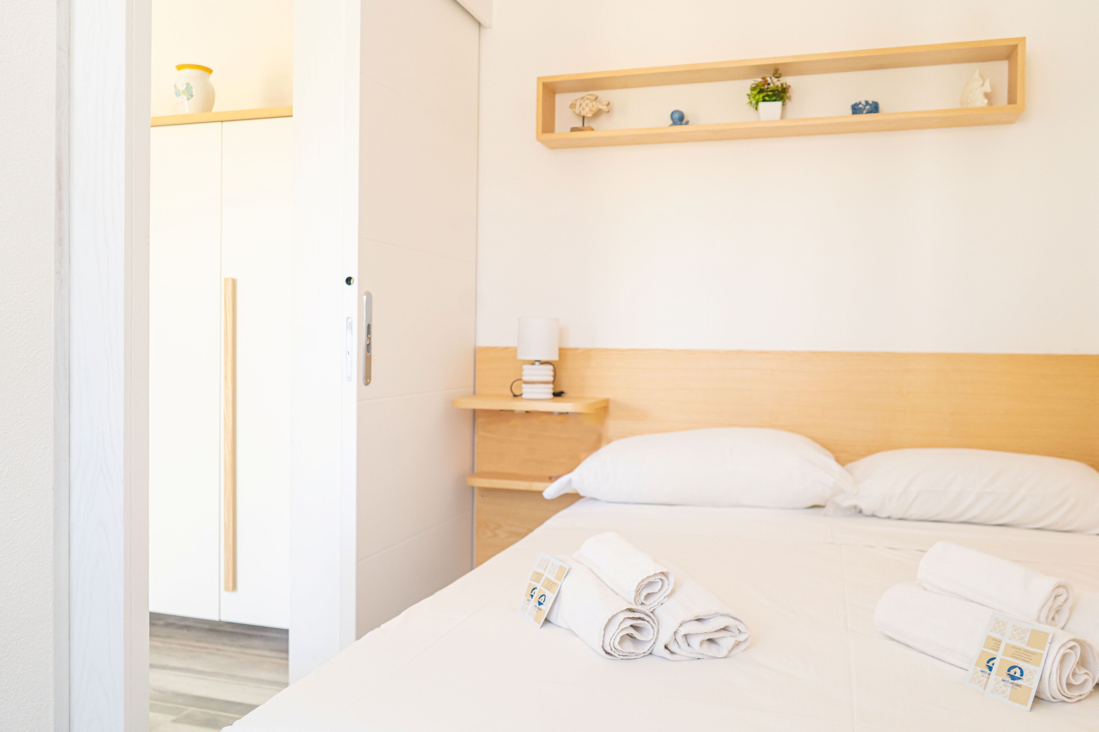 Iron/ironing board, bed sheets