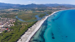 Vista aérea de una zona costera con río, playa y área residencial.