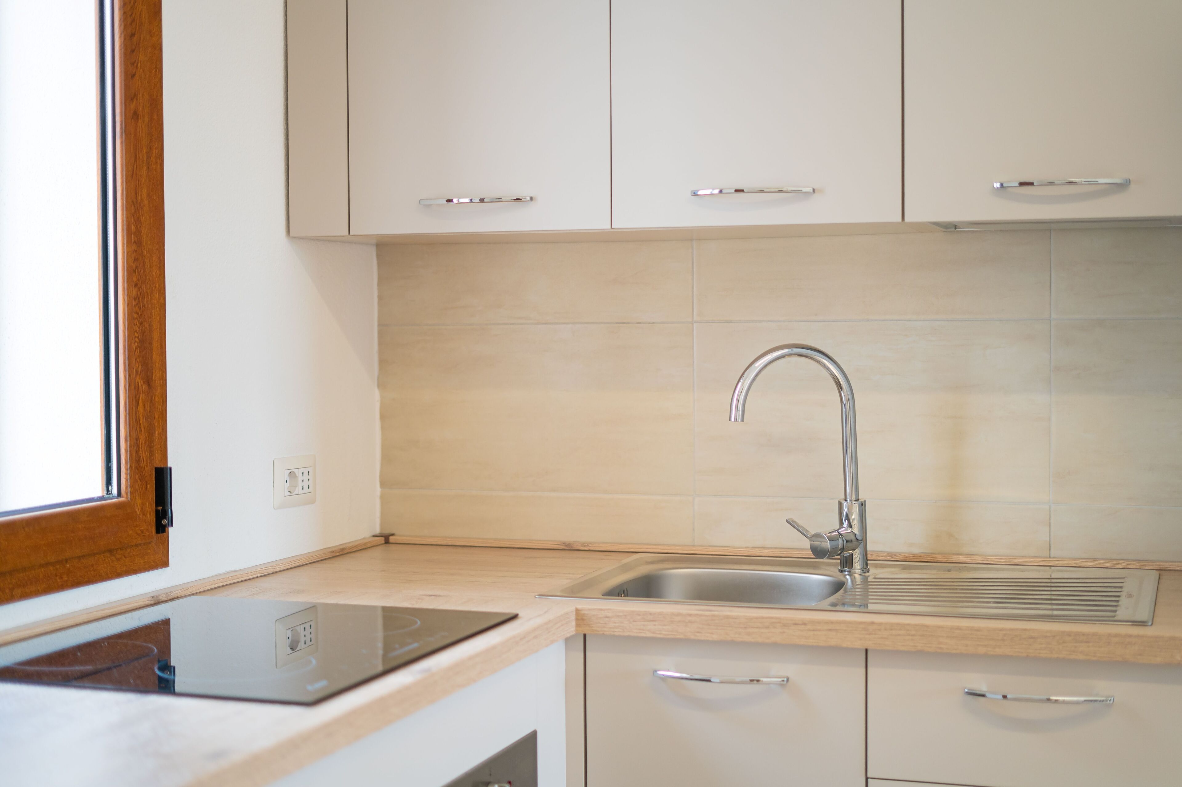 Fridge, oven, stovetop, cookware/dishes/utensils