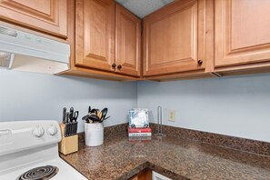 Wasserkocher mit Kaffee-/Teezubehör, Kühlschrank, Mikrowelle, Ofen