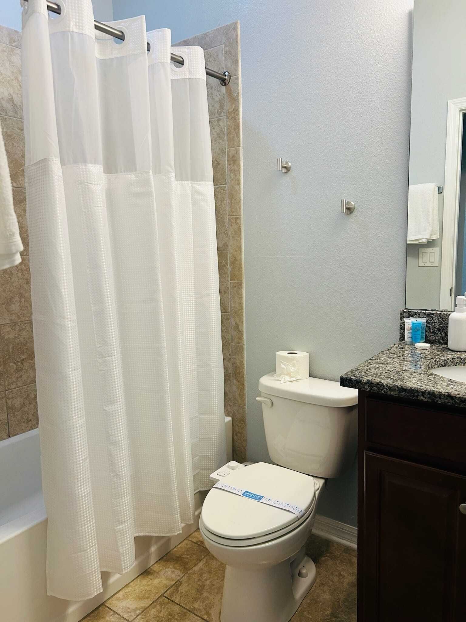 Sèche-cheveux, bidet, serviettes fournies, savon